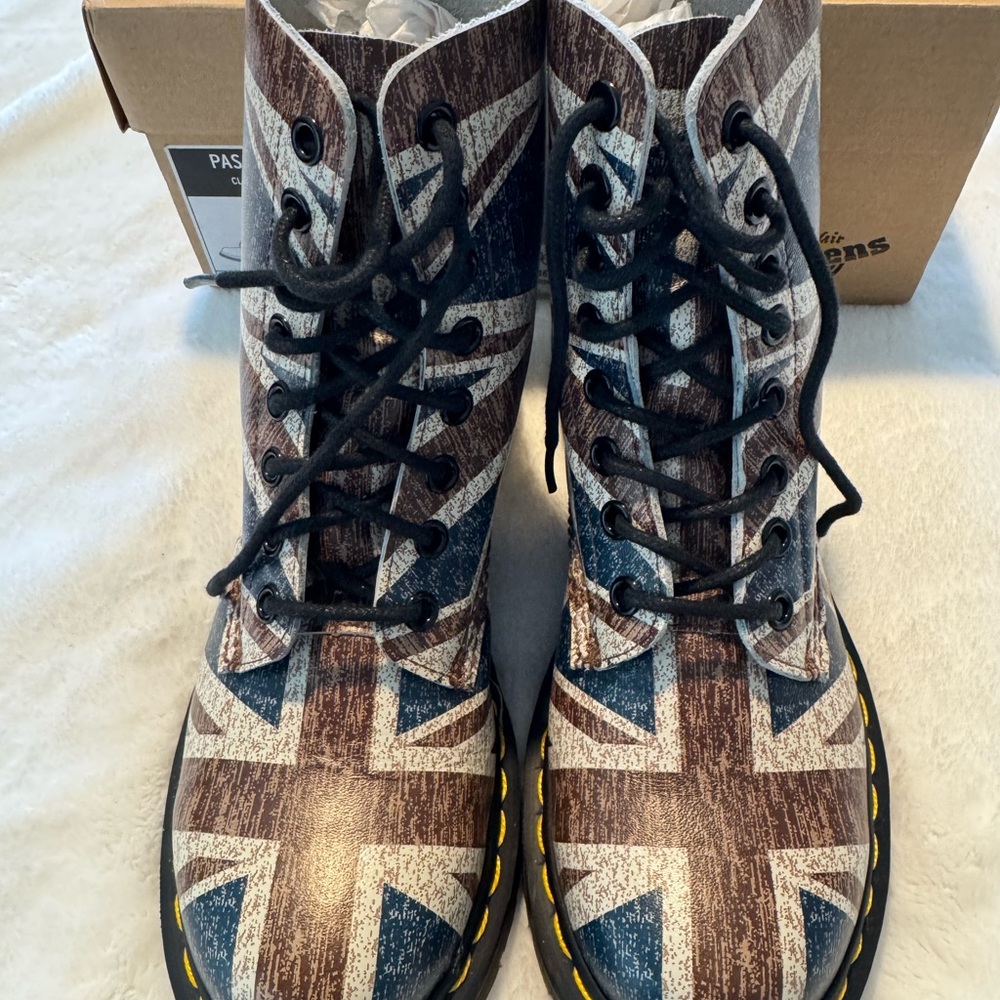Dr. Martens Union Jack Women British Flag Combat size 6